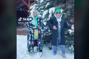 Ірина Білик влаштувала різдвяні танці з колишнім біля ялинки