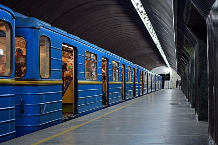 Падіння пасажира під поїзд у Києві: рух метро відновлено