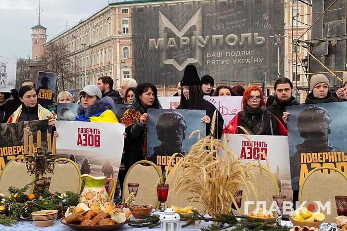 «Не можемо мовчати». Рідні азовців у Києві провели мітинг (фото)