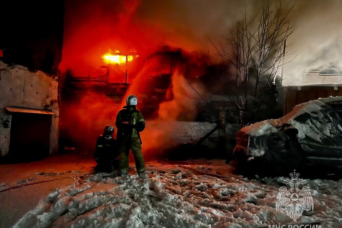У Мурманську загорілася база постачання (фото)