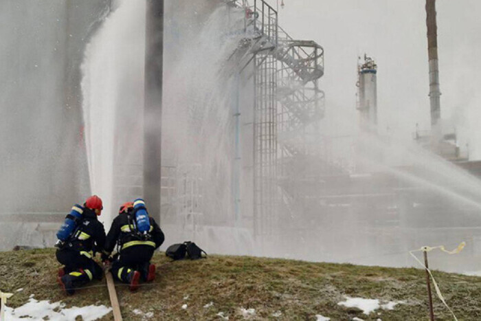 В Беларуси горел нефтеперерабатывающий завод (фото)