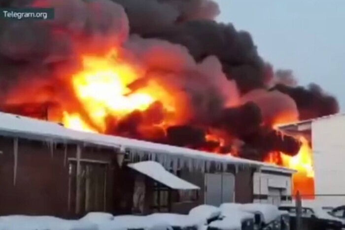 У Новосибірську спалахнула масштабна пожежа (відео)