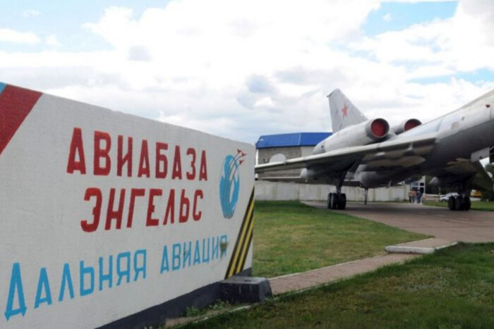 Арестович дав прогноз, чи зможуть російські бомбардувальники вилітати з пошкодженого аеродрому  