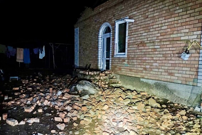 Побиті будинки та електромережі: наслідки нічного удару по Нікополю (фото)