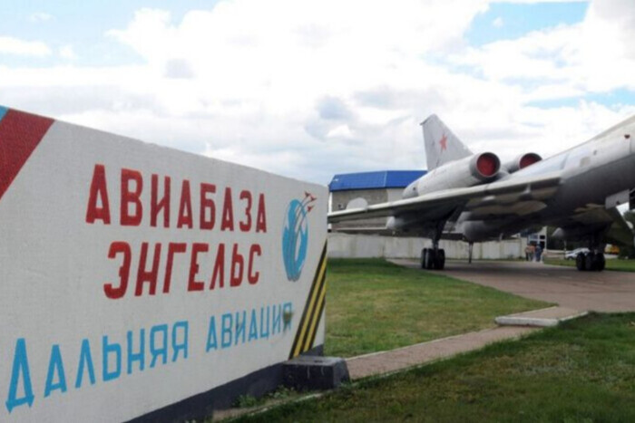 Арестович дал прогноз, смогут ли российские бомбардировщики вылетать из поврежденного аэродрома