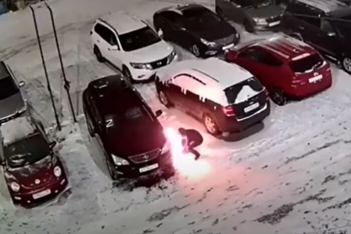 «За Бучу». У Донецьку спалили авто місцевому гауляйтеру (відео)