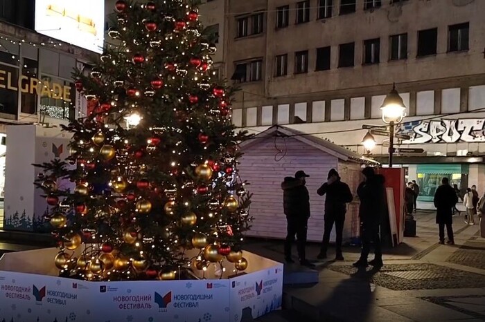 У столиці Сербії з'явився подарунок путінської влади, який охороняють молодики (фото)