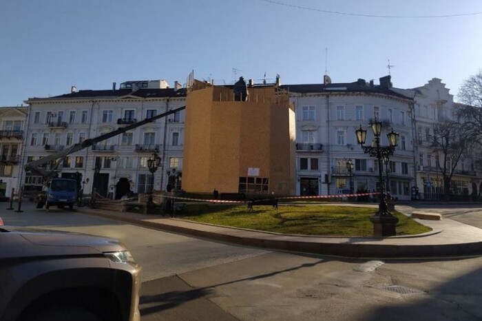 В Одесі триває демонтаж пам'ятника Катерині ІІ(відео)