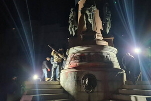 Демонтаж пам'ятника Катерині ІІ та Суворову: історичне відео з Одеси (відео)