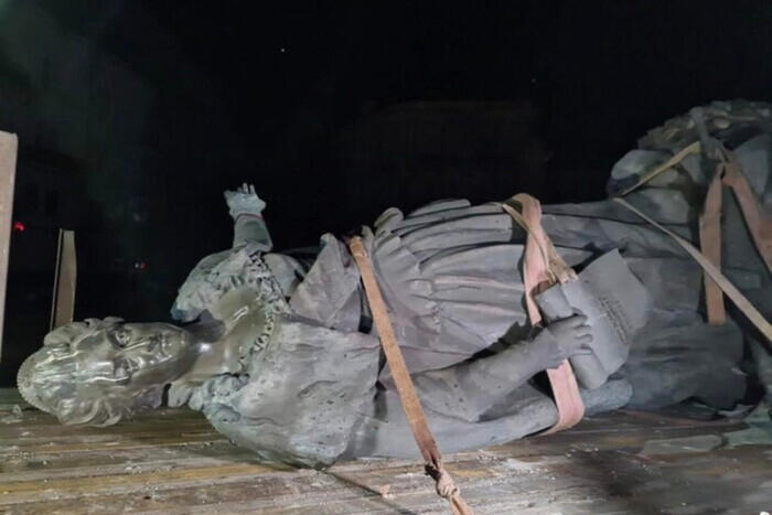 Одесса наконец-то избавилась от памятника Екатерине II: как это было (фото)