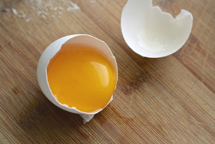 Можно ли есть яйца с кровью и что делать в этом случае: полезные советы