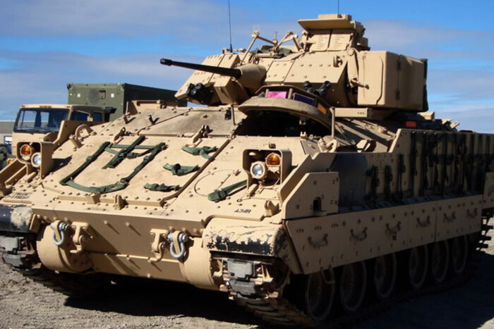 Уряд США може відправити в Україну легкі танки Bradleу