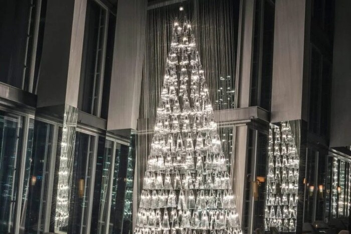 Скляні, паперові та перевернуті догори: незвичайні новорічні ялинки світу (фото)