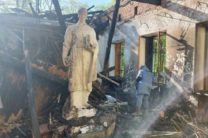 Від спалення книг до пограбування музеїв: окупанти цілеспрямовано нищать українську культуру