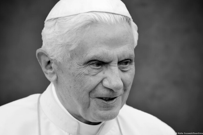 Помер Папа Римський, що зрікся престолу у 2013 році
