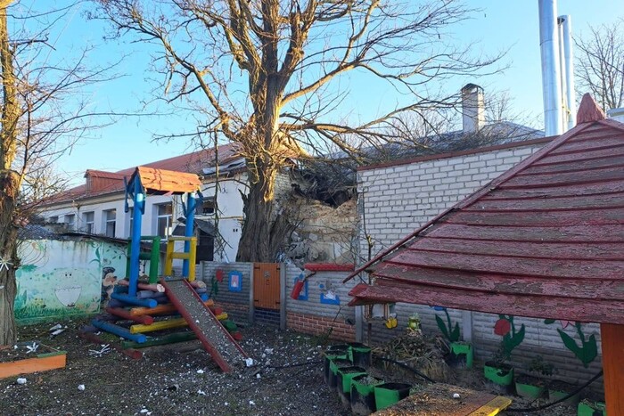 Окупанти накрили масованим вогнем Чорнобаївку, під ударом опинилися дитсадок і спортзал