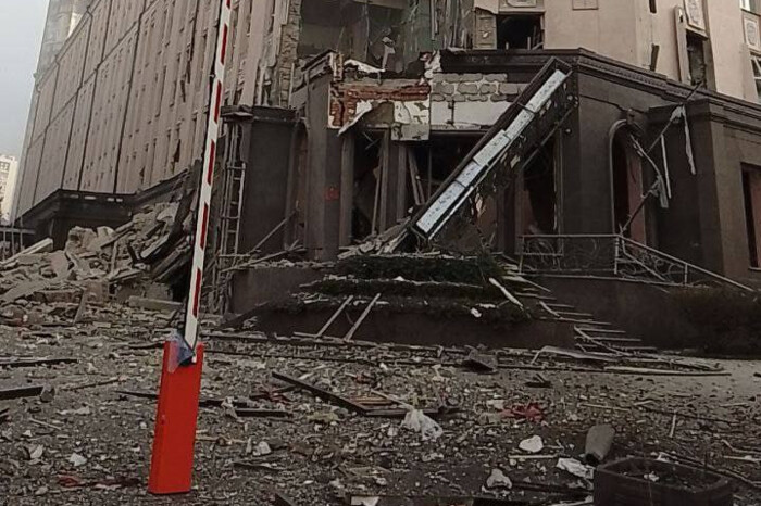 Вибухи у Києві: з’явилося відео зруйнованого ракетою готелю 