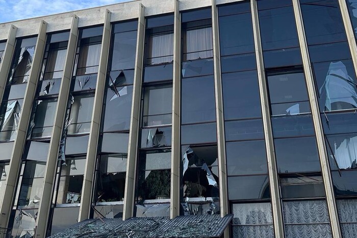У палаці «Україна» вибухом вибило вікна