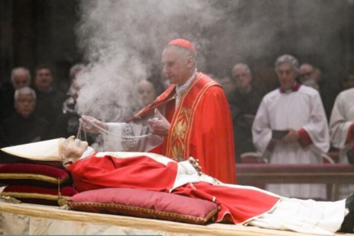 Ватикан прощається з Папою-емеритом Венедиктом XVI: фото з церемонії