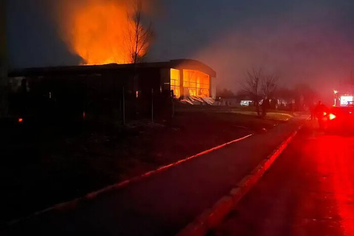 Внаслідок обстрілу Донеччини на льодовій арені спалахнула пожежа (відео)