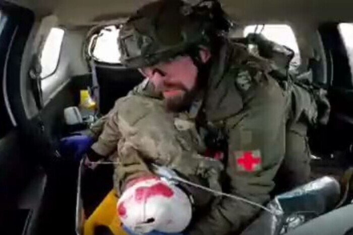 Боевой медик показал трогательное видео спасения украинского защитника
