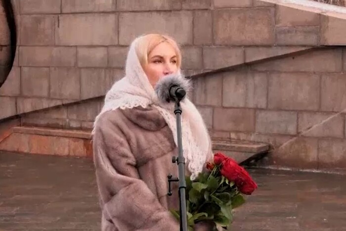 Мітинги у Росії. Жінка командира у дорогій шубі закликала й далі вмирати за Путіна (відео)