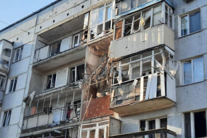 Росіяни поцілили в багатоповерхівку в Кураховому: є загиблі та поранені (фото)