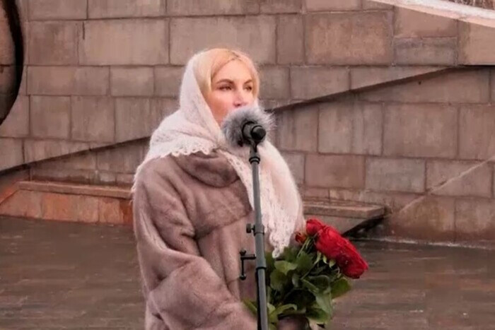Митинги в России. Женщина командира в дорогой шубе призвала и дальше умирать за Путина (видео)