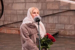 Митинги в России. Женщина командира в дорогой шубе призвала и дальше умирать за Путина (видео)