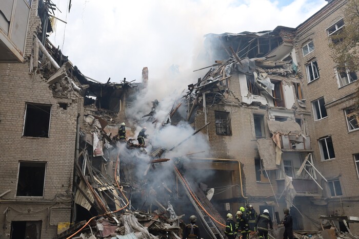 Поранені люди, зруйновані будинки: росіяни обстріляли три райони Харківщини 