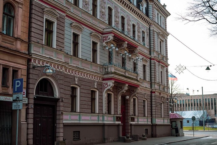 Посольство Росії у Ризі отримало підозрілий пакет 