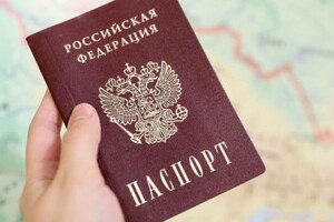 Окупанти поспіхом роздають жителям Донбасу російські документи 