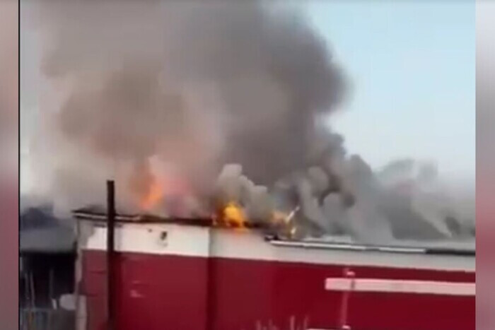 В Санкт-Петербурге произошел масштабный пожар на заводе, есть жертвы (видео)