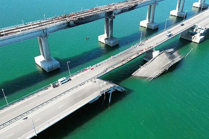Россия до сих пор латает Крымский мост после взрыва: свежие фото из космоса