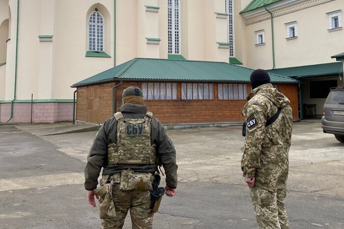 Майно окупантів та листівки Медведчука: що СБУ виявила у Московських церквах (фото)