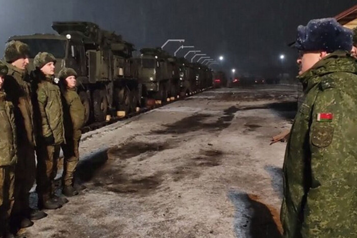 Под Минском российские солдаты сбежали из части с оружием: подробности