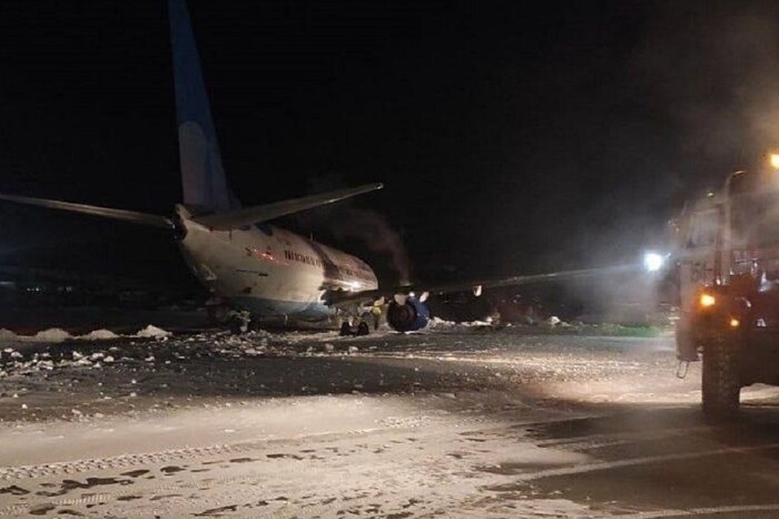 У Росії літак не зміг злетіти: застряг у кучугурах снігу (відео)