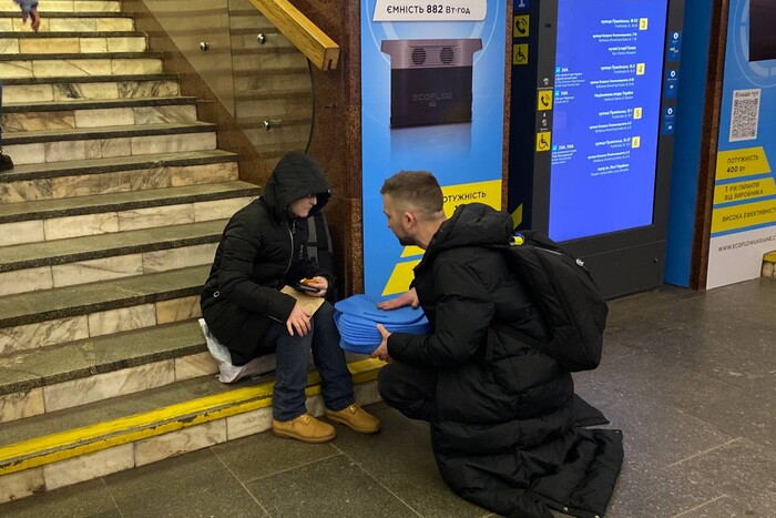 У київському метро з’явилися туристичні сидіння 