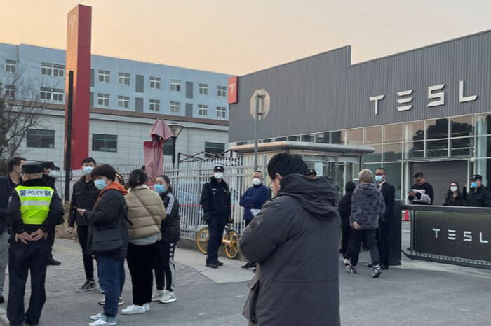 У Китаї сотні власників Tesla протестували через несподіване зниження цін