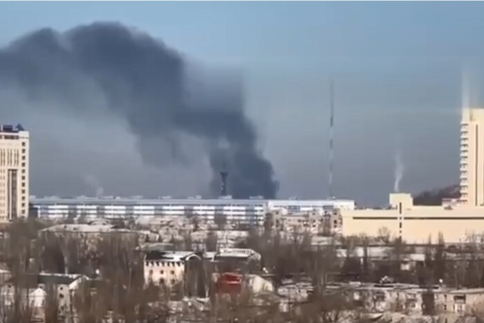 У Донецьку горить завод, де окупанти лагодять техніку (відео)