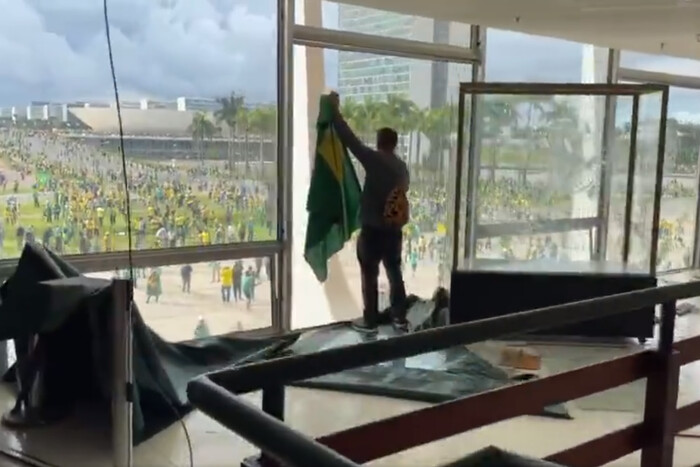 Прихильники експрезидента Болсонару штурмують Конгрес Бразилії (відео)