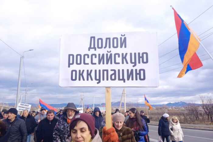 «Ні російській окупації»: вірмени влаштували пікет біля російської військової бази (фото)