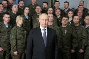 Путін звернувся до росіян на початку 2023 року не на тлі московських краєвидів, а в оточенні військових…