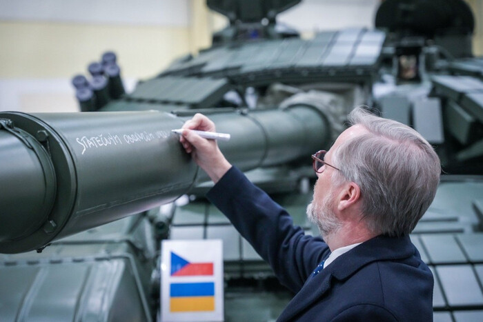 Прем’єр Чехії написав побажання українським воїнам на танку, який вирушить в Україну (фото)