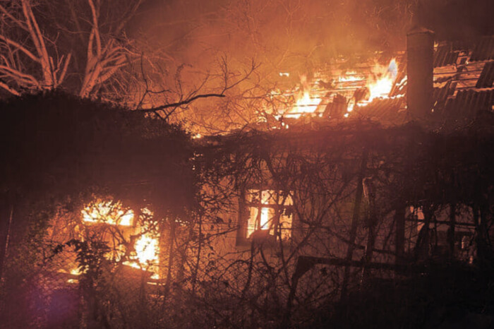 Вечірній обстріл Херсона: у місті спалахнула пожежа, є загиблий