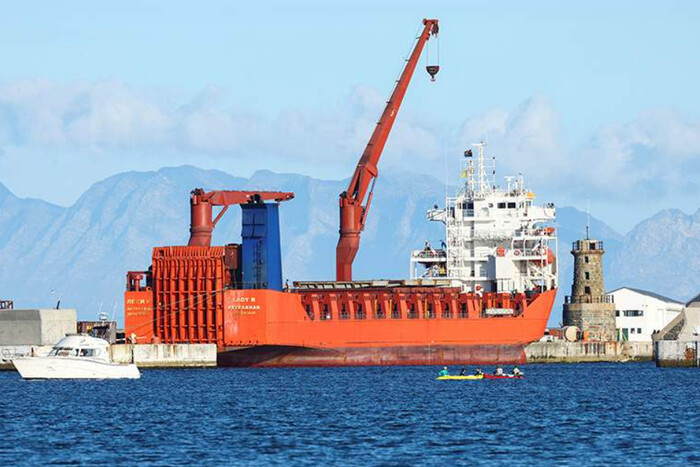 Африканська країна приховала вантаж з російського судна, що перебуває під санкціями – ЗМІ