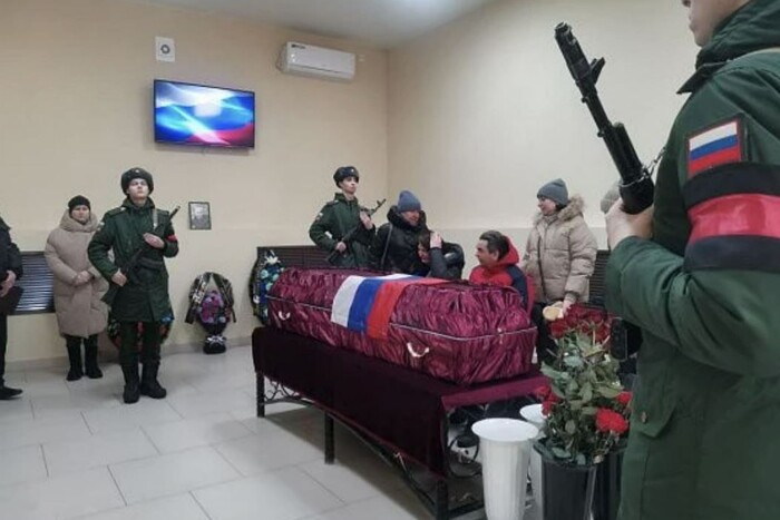 На Уралі урочисто поховано «вагнерівця», який до смерті побив матір