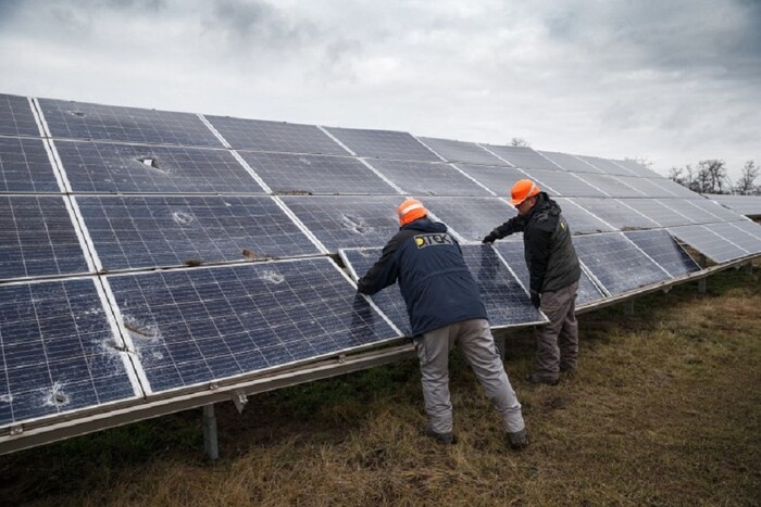 ДТЕК відновлює роботу сонячної електростанції на звільненій  Херсонщині