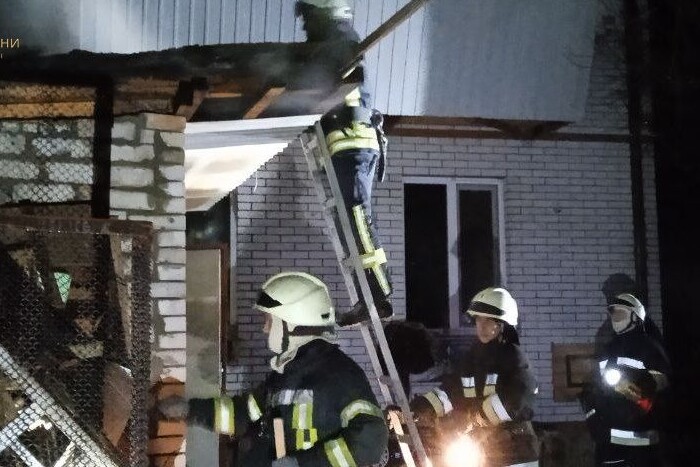 Обстріл Запорізької області: рятувальники витягли трьох людей з-під завалів будинку
