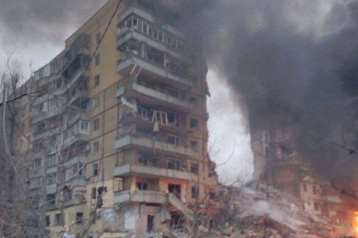 Потужні вибухи у Дніпрі: окупанти влучили у багатоповерхівку, під завалами люди (фото)